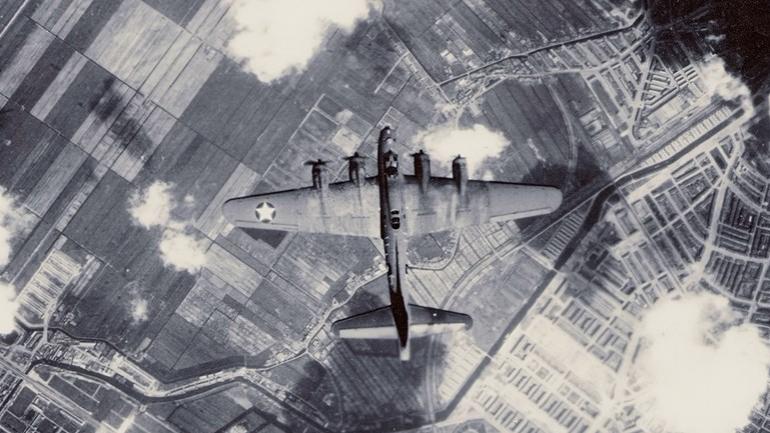 Amerikaanse vliegtuigen bombarderen Rotterdam op 31 maart 1943. Bron: NARA
