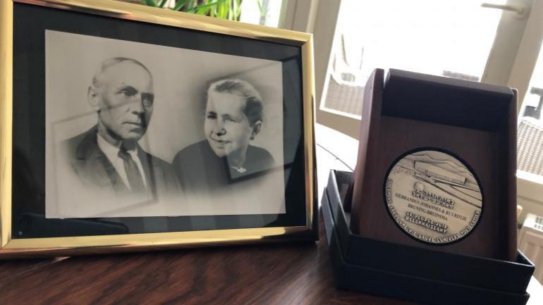 De Yad Vashem-onderscheiding bij de foto van Siebe en Ruurdje Bruning