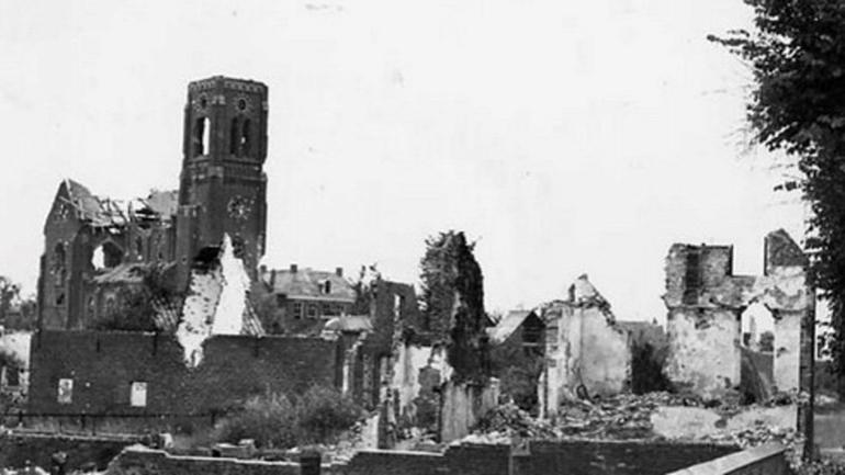 Het zwaar verwoeste Hedel in 1945 (foto: Regionaal Archief Rivierenland).