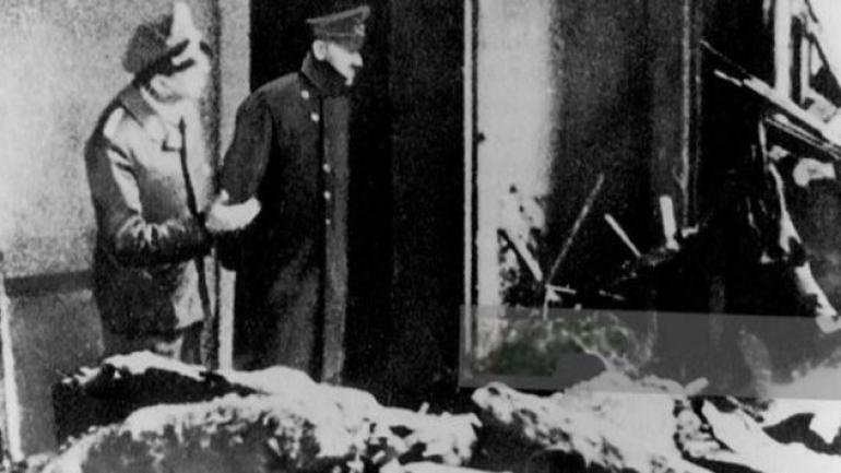 De laatste foto van Hitler, eind april 1945 in de puinhopen van de Rijkskanselarij.