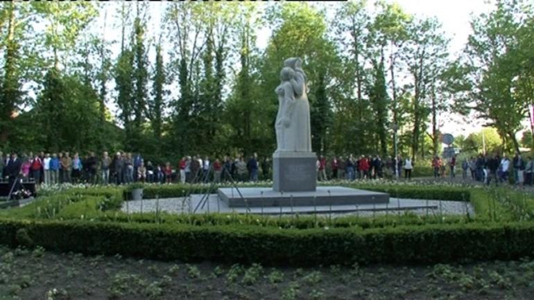 4 mei herdenking bij het monument van de Tien van Renesse op de begraafplaats (foto: Omroep Zeeland)