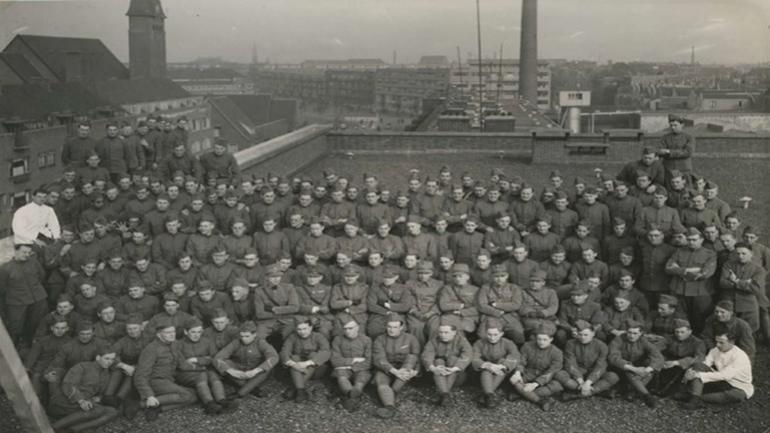Militairen op het dak van een gevorderd schoolgebouw in Rotterdam. Bron: NIMH