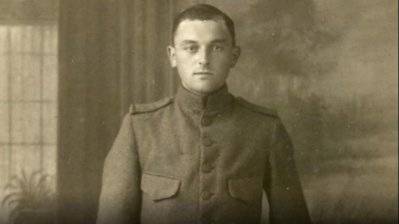 Soldaat Jan Segers verzint smoesje om langer bij net bevallen vrouw te zijn