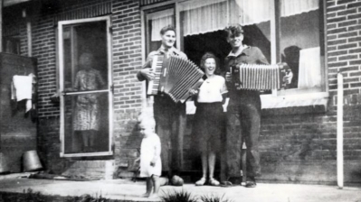 Bijzonder: Ria ontmoet eindelijk nabestaande van onderduikers bij haar grootouders