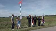 Bemanningsleden bommenwerper krijgen herdenkingspaal in Hollands Kroon