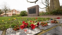 Bloemenkransen bij Joods monument in Baarn vernield