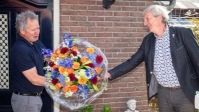 Gerrit Boes nieuwe voorzitter Bevrijdingsfestival, deelt nu bloemen uit