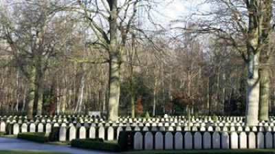 'Daar liggen Uw dooden als zaden in het zand...'; de begrafenissen op de Grebbeberg