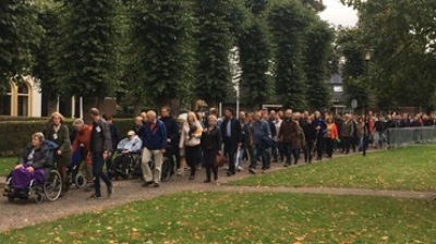 Drukbezochte stille tocht Putten om weggevoerde mannen te herdenken