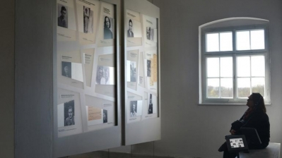 Herdenkingsvitrine voor 'Meppelaars' in kamp Buchenwald