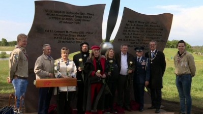 Vliegersmonument door Amerikaanse nabestaanden onthuld