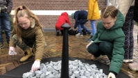 Schoolkinderen leggen lichtmonument voor Amersfoortse slachtoffers holocaust