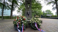 Herdenking bij Indië-Monument in Emmen op afstand: 'Blij dat het door kon gaan'