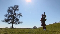 Nederlanders in Schotse kilt eren gevallen Canadezen